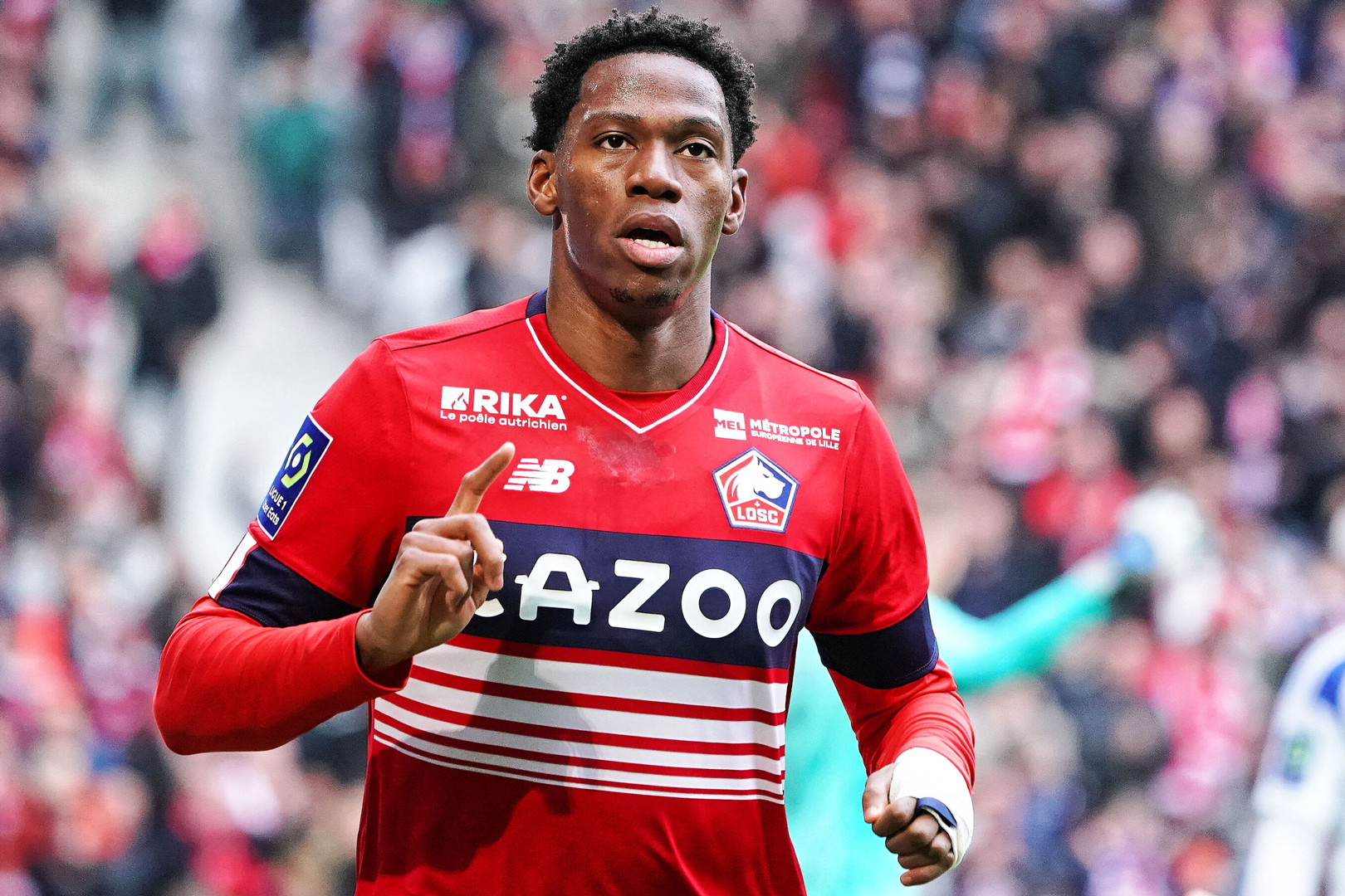 Chelsea nhảy vào mua tiền đạo đắt giá MU nhắm sẵn